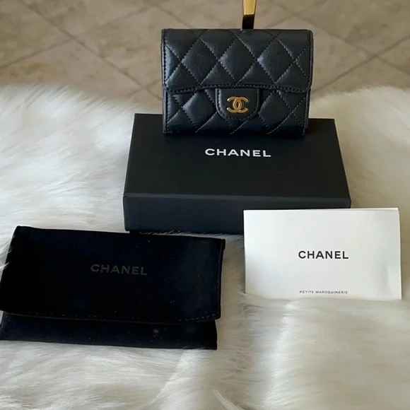 Auth Chanel Classic Flap Card Holder EUC comes w everything. Gift Ready! 🎁 - Picture 3 of 16